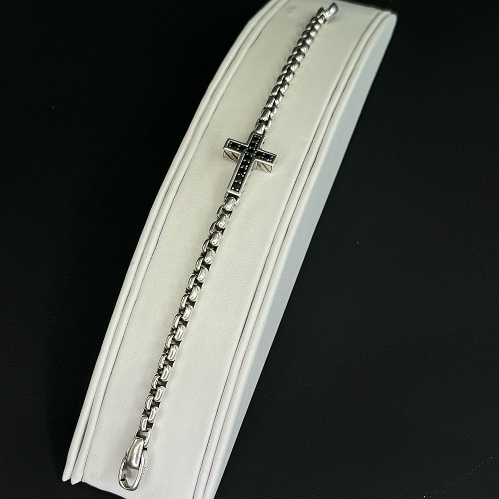 David Yurman
Pavé Cross Bracelet Sterling Silver with Diamonds